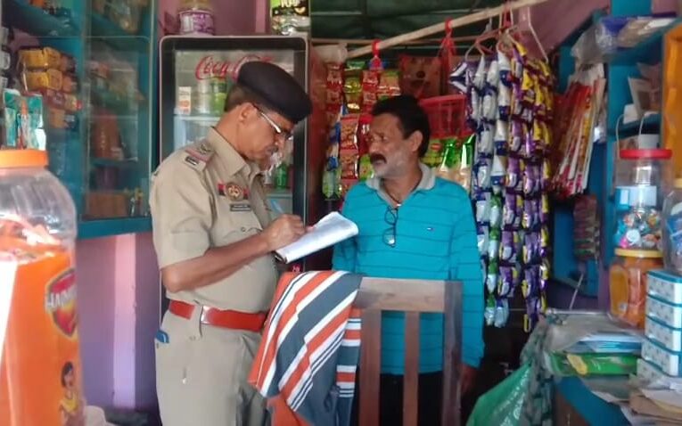 রাতের আঁধারে চোরের হানা মুদির দোকানে।