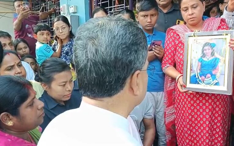 প্রয়াত ছাত্রী দীপান্বিতার বাড়িতে গেলেন মুখ্যমন্ত্রী।