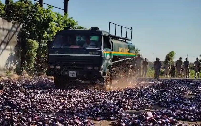 আদালতের নির্দেশে এসকফ সিরাপ ধ্বংস কার্যক্রম।