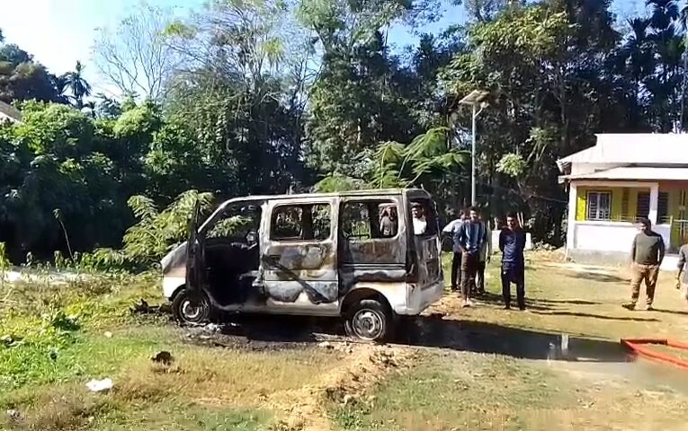 খোয়াই সোনাতলায় ইকো গাড়িতে ভয়াবহ আগুন, মুহূর্তেই ভস্মীভূত: