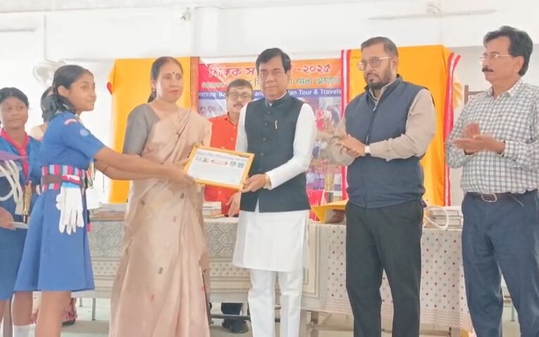 মেধা অন্বেষার শিক্ষক সম্মাননা।