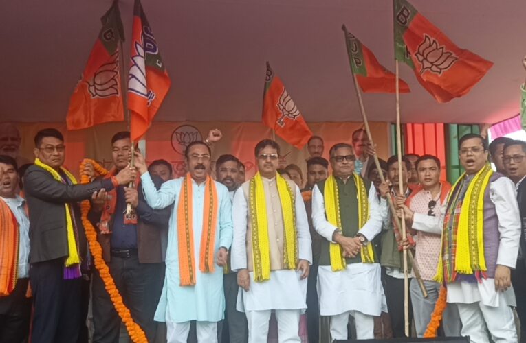 মুখ্যমন্ত্রীর হাত ধরে ১,৭০৬ পরিবারের মোট ৫,০৫০ জন ভোটারের বিজেপিতে যোগদান