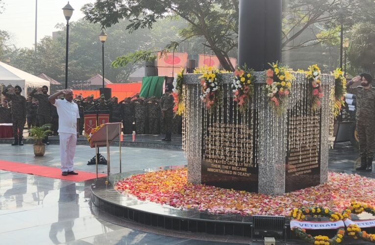 সারা দেশের সাথে রাজ্য যথাযোগ্য মর্যাদায় পালন করা হয় বিজয় দিবস। জানানো হয় শহীদদের প্রতি শ্রদ্ধা।