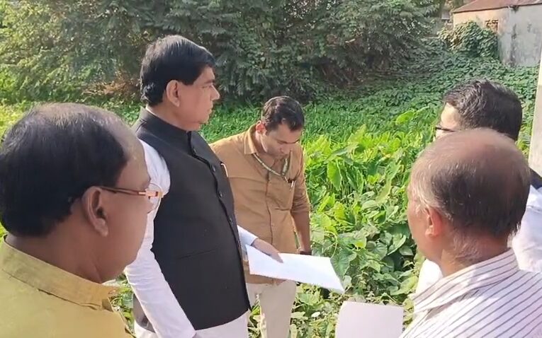 পুকুরের বেদখল রুখতে ময়দানে আগরতলা পুরনিগম এর মেয়র।