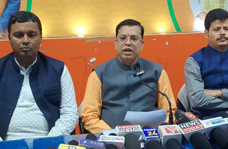 নতুন ৪টি শ্রম কোড সহজসরল করা হয়েছে। তার পাশাপাশি কল্যাণকারী, সময়োপযোগী, বিকশিত ভারতের স্বপ্নকে বাস্তবায়নের জন্য এক যুগান্তকারী সিদ্ধান্ত শ্রম কোড।বিজেপি সরকারের শ্রম কল্যাণে পরিকল্পনা ও গৃহীত কাজকর্মের ব্যাখ্যাও দিয়েছেন।শ্রমিক স্বার্থে শ্রম কোড : টিংকু রায়