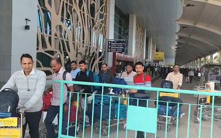 বিমান বাতিলে চরম দুর্ভোগে যাত্রীরা!এমনই চিত্র দেখাগেল এমবিবি বিমানবন্দরে।