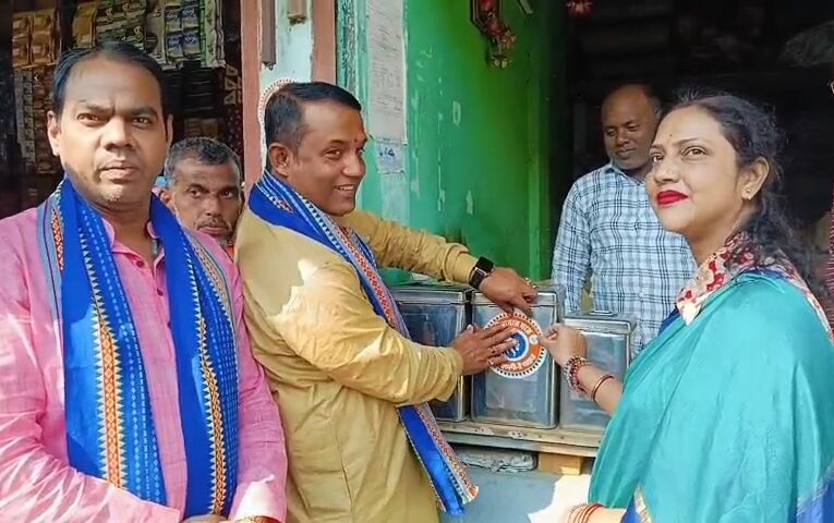 হর ঘর ঘর ঘর স্বদেশী অভিযান মহারাজগঞ্জ বাজারে।