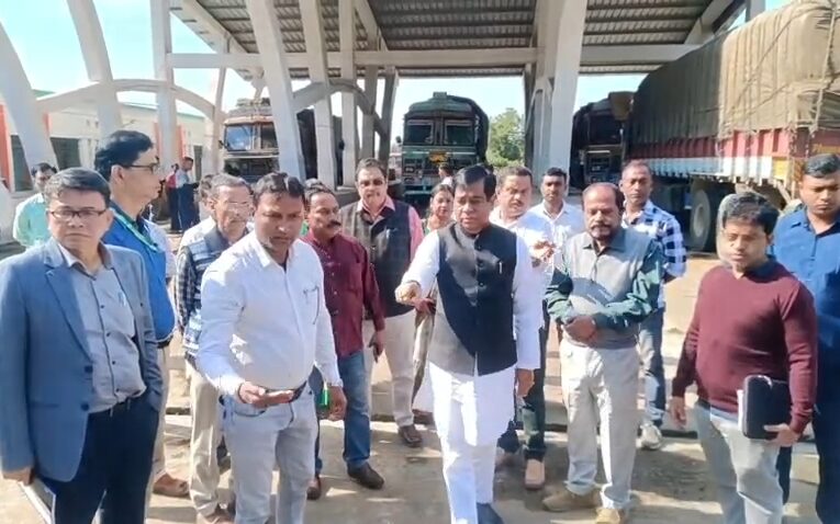 ফিস্ ট্রানশিপমেন্ট ইয়ার্ড পরিদর্শনে মেয়র।