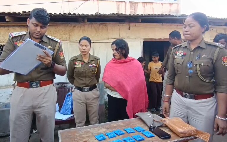 মাদক পাচারে মহিলাদের ব্যবহার করচ্ছে মাদক সিন্ডিকেট।