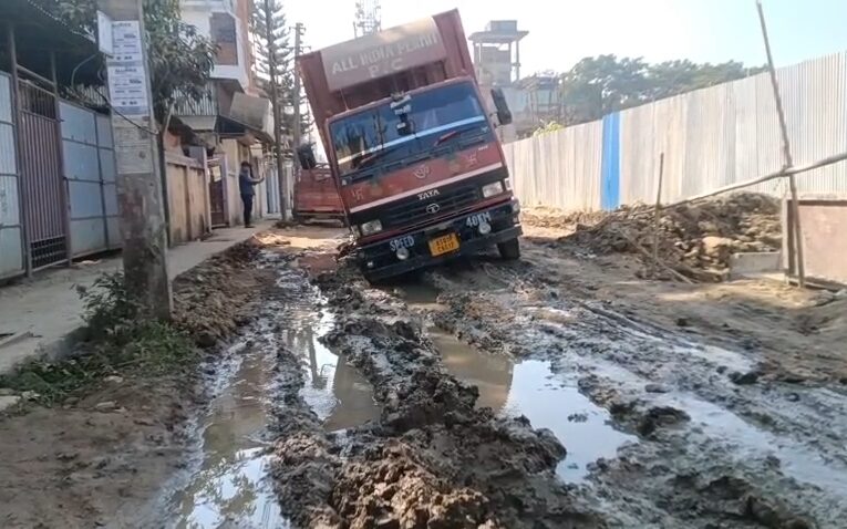 ধলেশ্বর পুরাতন জেল রোড এলাকার রাস্তার বেহাল অবস্থা নিয়ে ক্ষুব্ধ এলাকাবাসী।