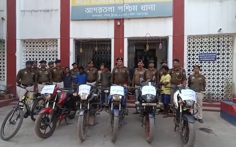 চুরি যাওয়া ৫টি বাইক সহ আটক ৪ যুবক।