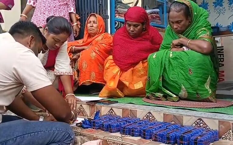 মাদক দ্রব্য পাচারকালে আটক তিন মহিলা মাদক পাচারকারী।