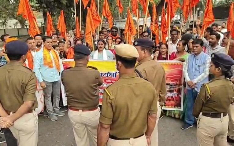 বাংলাদেশে সংখ্যালঘু হিন্দুদের উপর নির্যাতনের অভিযোগের প্রতিবাদে শনিবার আগরতলাস্থিত বাংলাদেশ সহকারী হাইকমিশন অফিসের সামনে বিক্ষোভ সনাতনী হিন্দু সেনার।