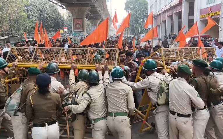 বাংলাদেশে সংখ্যালঘু হিন্দুদের উপর ধারাবাহিক নির্যাতন এবং হিন্দু যুবক দীপু চন্দ্র দাসের হত্যার প্রতিবাদে আগরতলায় বিক্ষোভ মিছিল বিশ্ব হিন্দু পরিষদ ও বজরং দলের।
