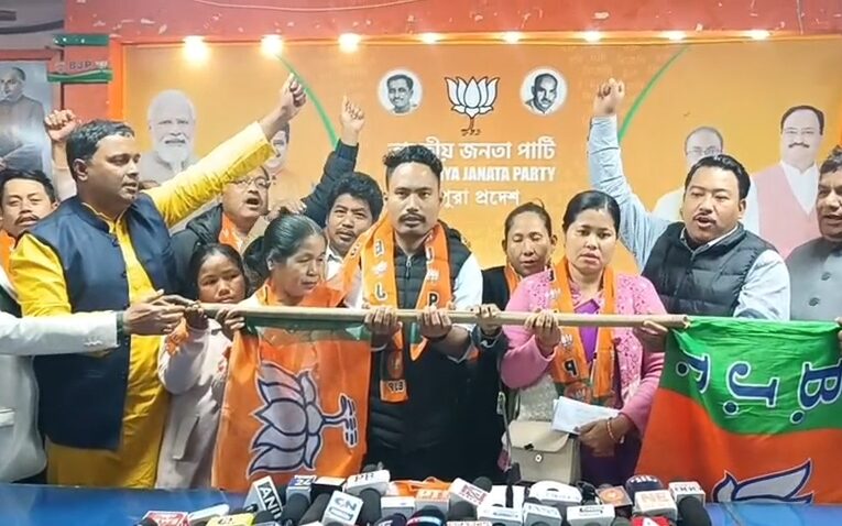 মান্দাই এবং সিমনা বিধানসভা থেকে তিপ্রা মথা ও আইপিএফটি দল ছেড়ে বিজেপিতে যোগদান।