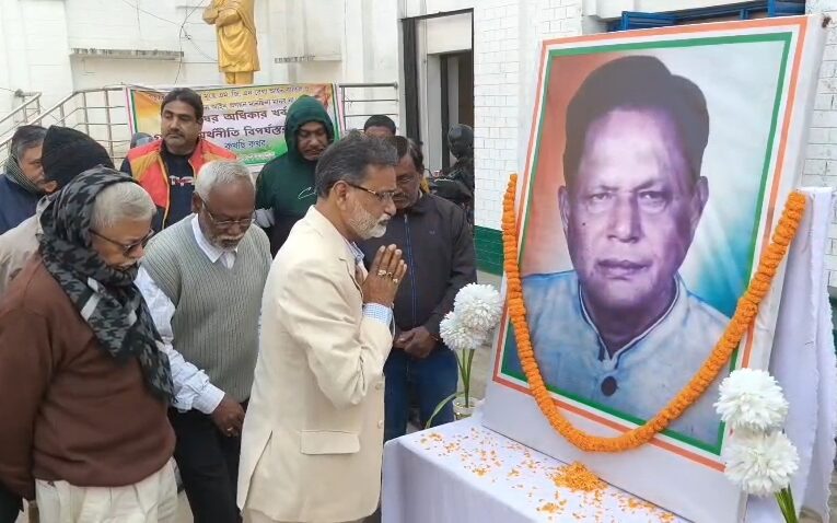 যথাযোগ্য মর্যাদায় কংগ্রেস ভবনে পালন করা হলো রাজ্যের প্রাক্তন মুখ্যমন্ত্রী স্বর্গীয় সুধীর রঞ্জন মজুমদারে’র ১৭তম প্রয়াণ দিবস।