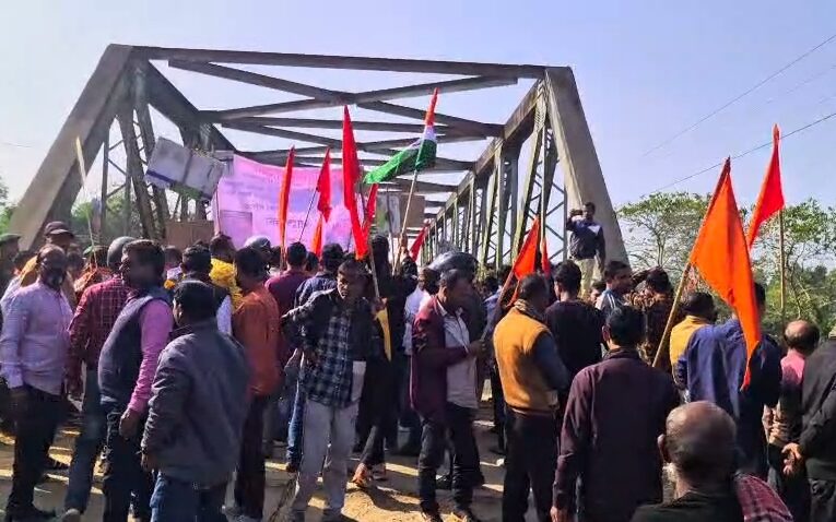 বাংলাদেশের সংখ্যালঘু হিন্দুদের উপর নির্যাতনের প্রতিবাদে রাঘনা সীমান্ত বন্ধের দাবি উত্তর ত্রিপুরা জেলা বিশ্ব হিন্দু পরিষদের।