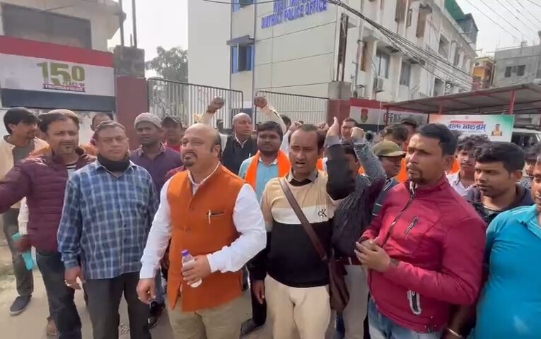 আড়ালিয়া এলাকায় এক বাড়িতে দুষ্কৃতীদের হামলার ঘটনায় প্রতিবাদে সরব হিন্দু সমাজ।